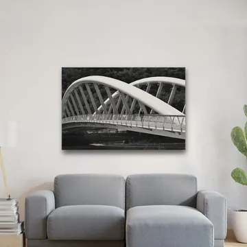 «Solista sul ponte della musica» di Roberto Filippini, stampa su tela in un soggiorno