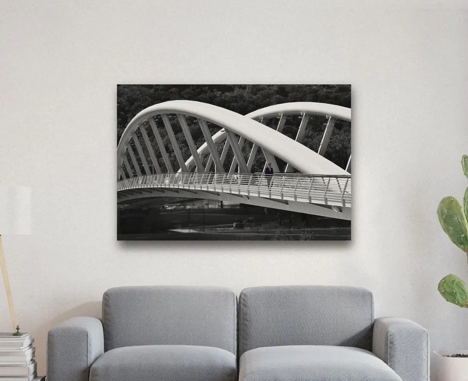 «Solista sul ponte della musica» di Roberto Filippini, stampa su tela in un soggiorno