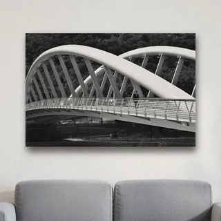«Solista sul ponte della musica» di Roberto Filippini, stampa su tela in un soggiorno