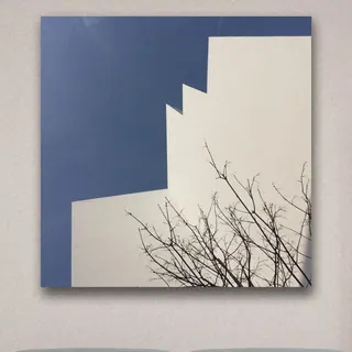«FASSADE» di Riccardo Militti, stampa su tela in un soggiorno