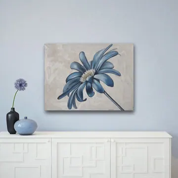 «Margherita blu» di Daniela Marangone, stampa su tela in un ingresso