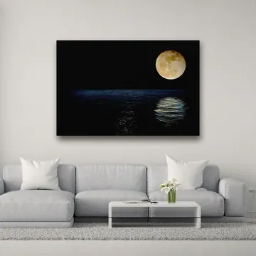 «Super-Luna» di Cristian Ferronato, stampa su tela in un soggiorno