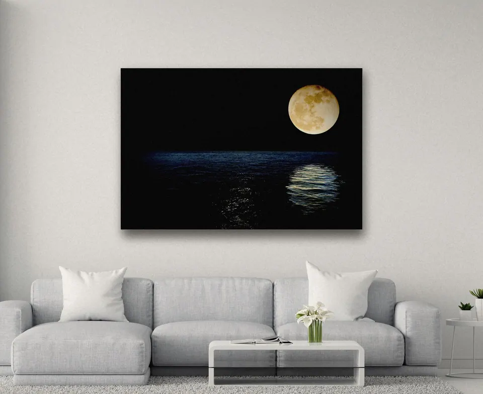 «Super-Luna» di Cristian Ferronato, stampa su tela in un soggiorno