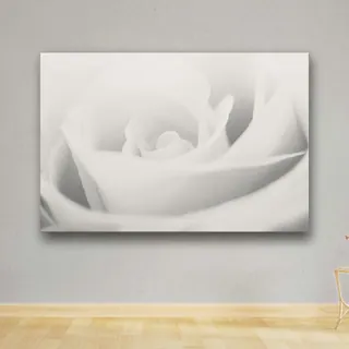 «Whiterose» di Eugenia Carossa, stampa su tela in un ambiente minimal