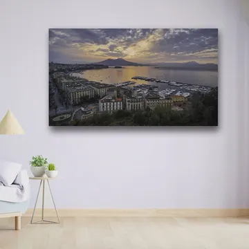 «Alba da Posillipo» di Paride Ragozzino, stampa su tela in un soggiorno