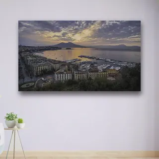 «Alba da Posillipo» di Paride Ragozzino, stampa su tela in un soggiorno
