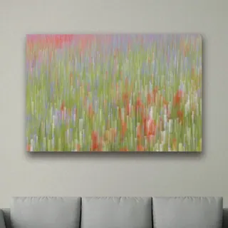 «I colori di Castelluccio» di Pietro Ebner, stampa su tela in un soggiorno