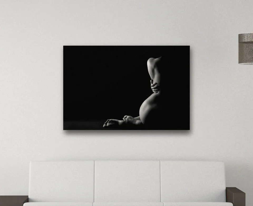 «Dyana Nude fine Art - Nudo artistico di donna nuda bianco e nero» di Alessandro Della Torre, stampa su tela in un soggiorno