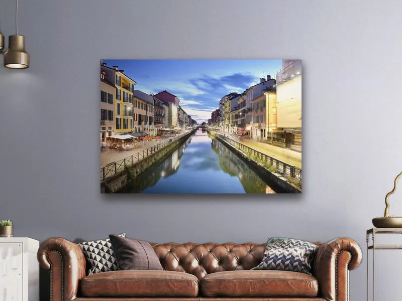«Il Naviglio all'ora blu» di Gheorghi Pentchev, stampa su tela in un soggiorno