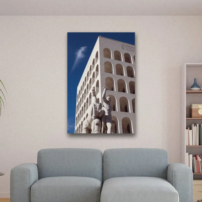 «Palazzo della Civiltà Italiana» di Fabrizio Marini, stampa su tela in un soggiorno