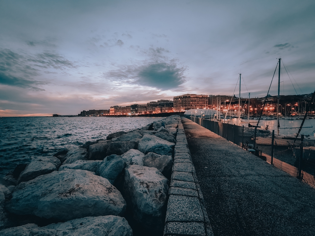 Lungomare di Napoli al crepuscolo