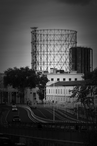 Il gazometro in bianco e nero