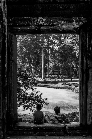 Contemplazione tra le rovine di Angkor Wat