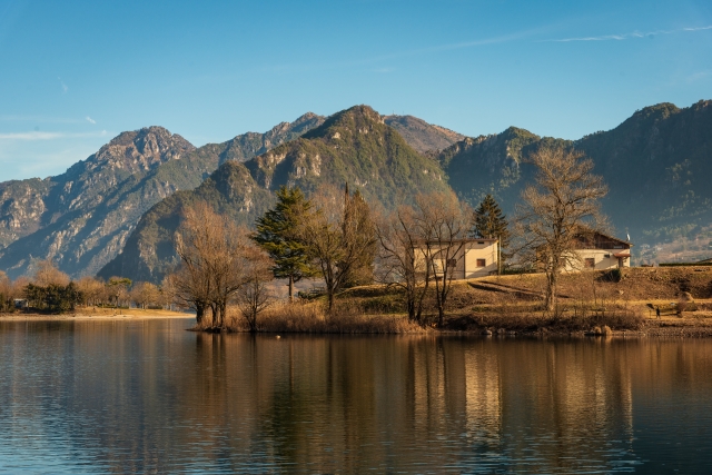 Tranquillità sul lago al tramonto