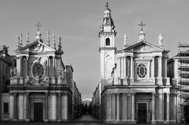 Chiese gemelle nel centro storico di Torino. Chiesa con campanile