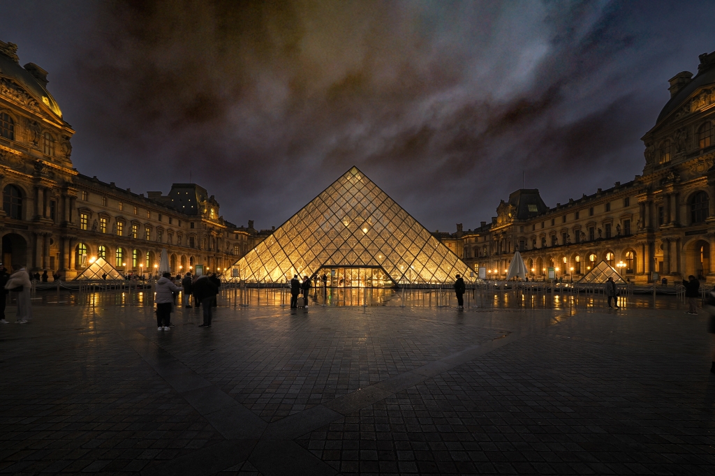 Pyramide du Louvre un soir de décembre