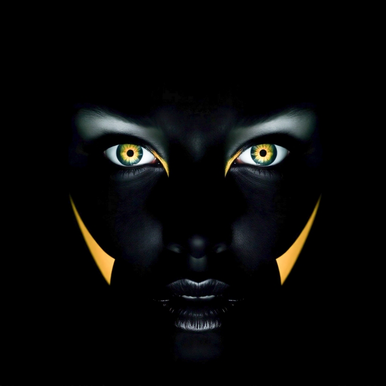 "Sguardo d’Ombra: L’Ipnosi del Colore"