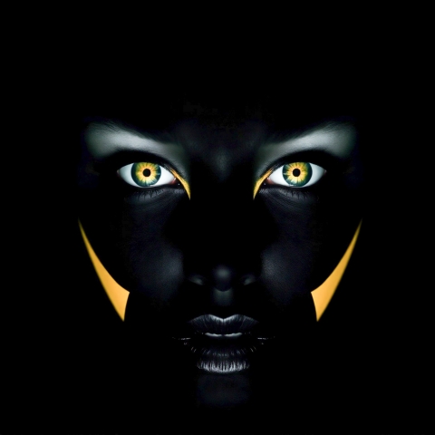 "Sguardo d’Ombra: L’Ipnosi del Colore"