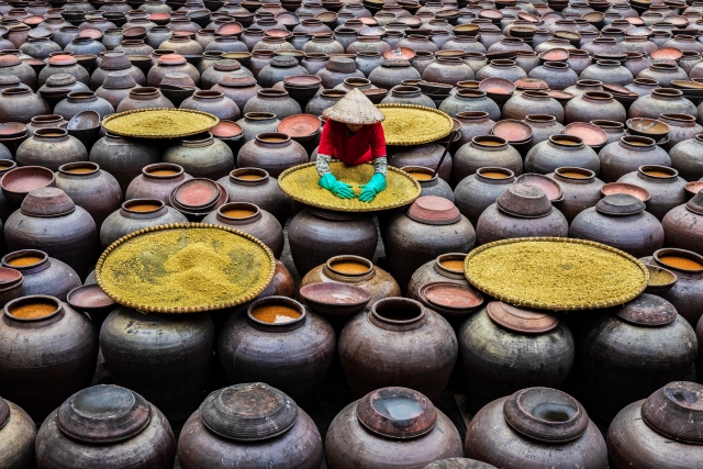Giare di terracotta e lavoro quotidiano in Vietnam