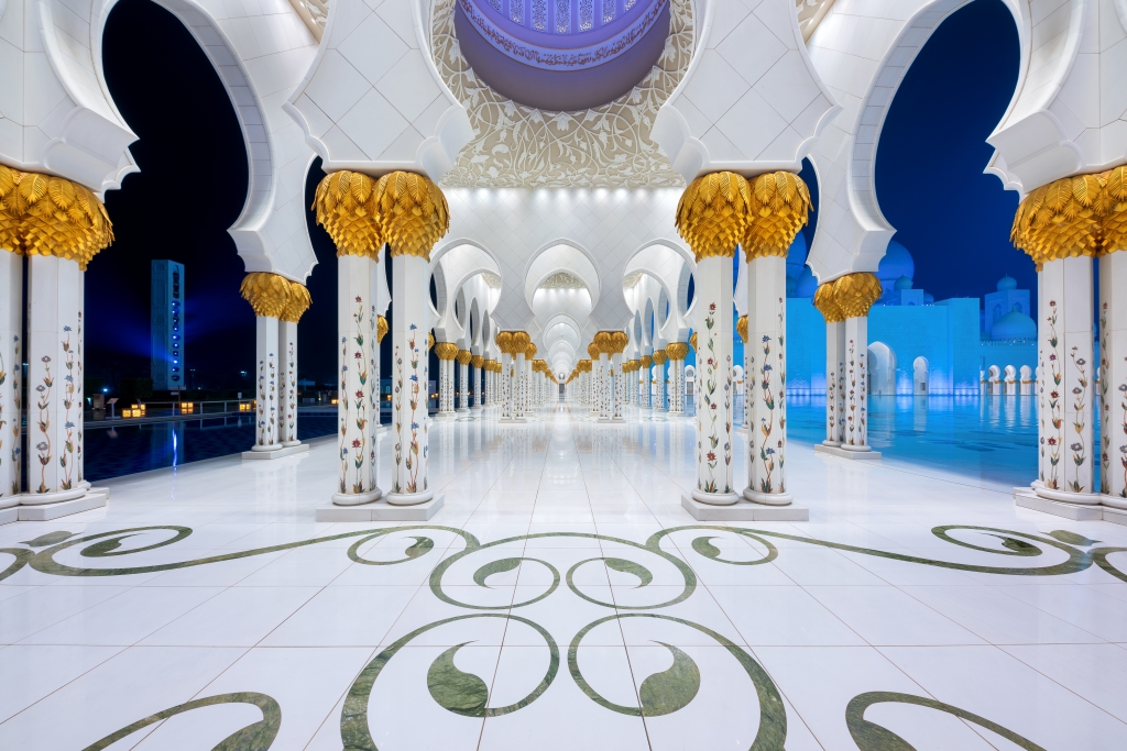 Il colonnato infinito della Gran Moschea Sheikh Zayed, Abu Dhabi