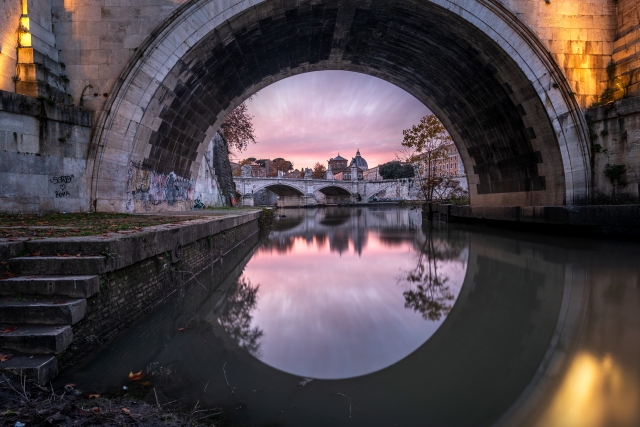 Roma sospesa nel silenzio del Tevere