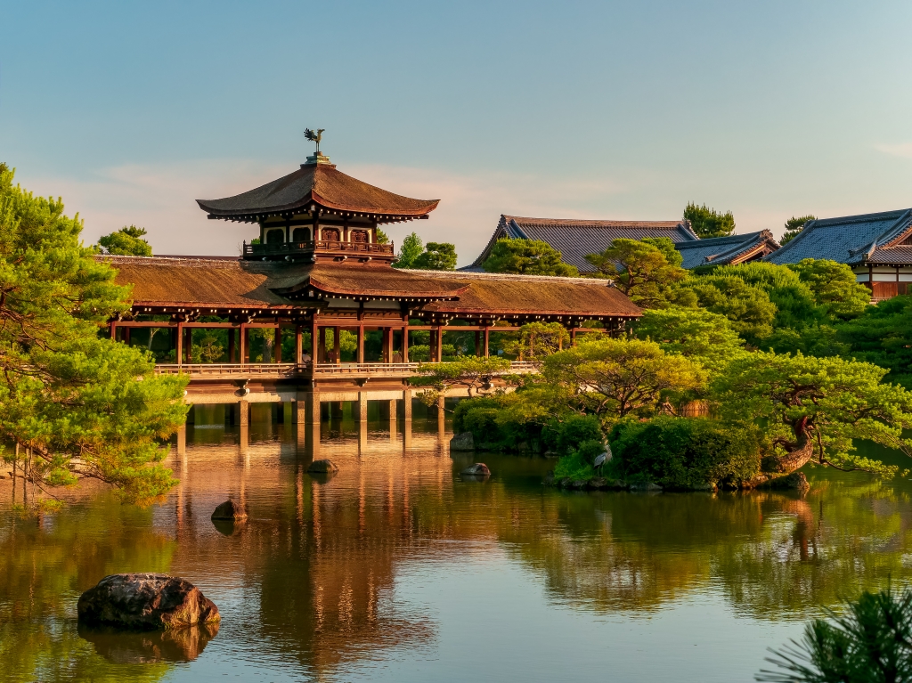 Ponte giapponese sul lago al tramonto - Kyoto, Giappone
