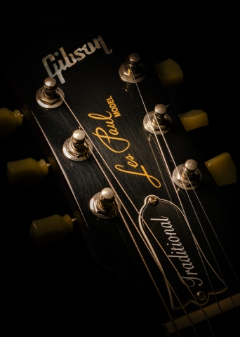 Dettaglio di chitarra elettrica Gibson Les Paul su sfondo nero