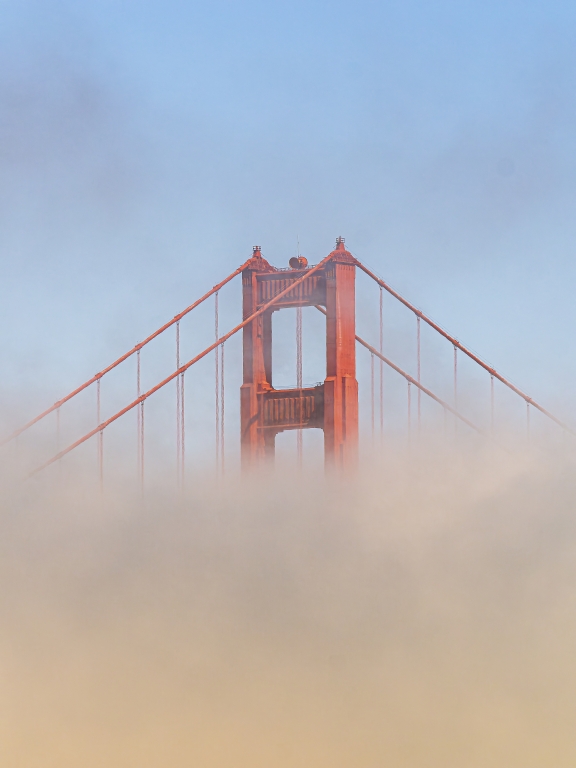 Golden Gate Bridge emerge dalla nebbia, San Francisco - USA