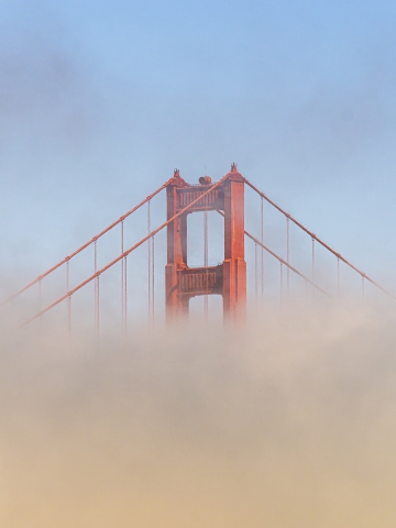 Golden Gate Bridge emerge dalla nebbia, San Francisco - USA · aendr8831