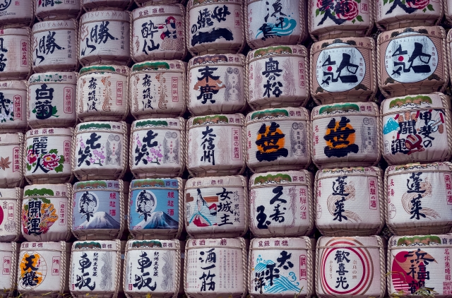 Barili di sakè giapponese con calligrafia tradizionale, Tokyo · aendr8831