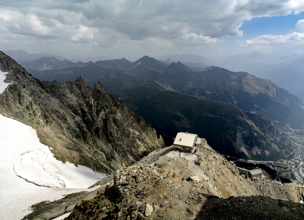Rifugio alpino in alta quota con vista panoramica sulle Alpi