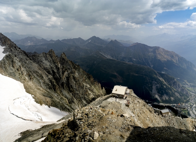 Rifugio alpino in alta quota con vista panoramica sulle Alpi