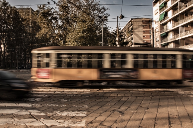 Scia di luce: il tram di Milano in movimento