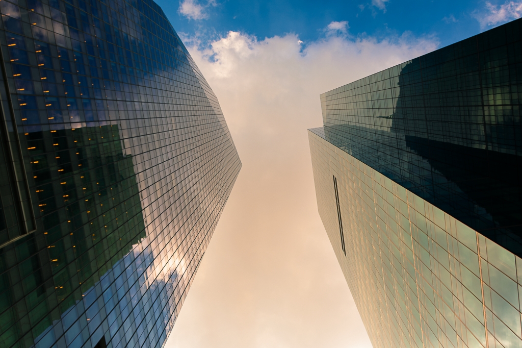 Geometrie di vetro: riflessi urbani e cielo azzurro
