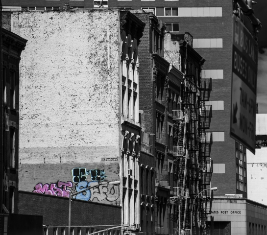 Street Art a New York: graffito a colori e scale antincendio