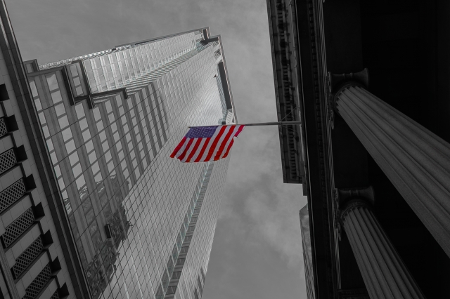 Bandiera americana tra i grattacieli – New York in bianco e nero