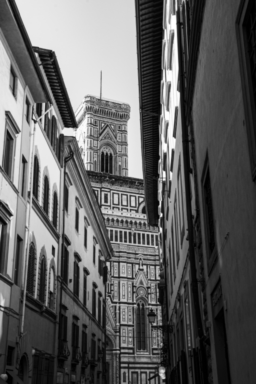 Firenze B&N: Campanile di Giotto tra i vicoli