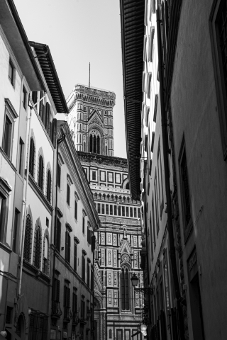 Firenze B&N: Campanile di Giotto tra i vicoli