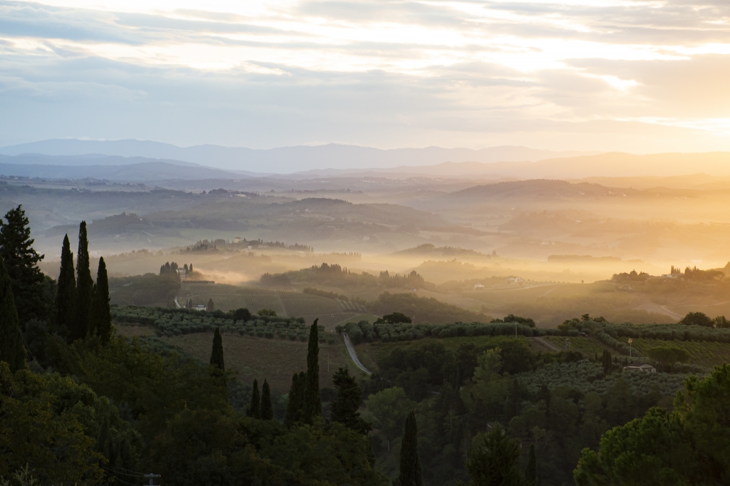 Alba dorata sulle colline toscane: paesaggio Zen