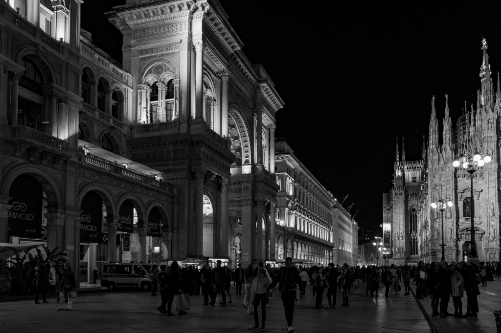 Tra il duomo e la galleria B/N
