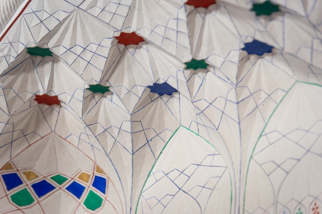 Geometrie islamiche in rilievo tra luce e colore