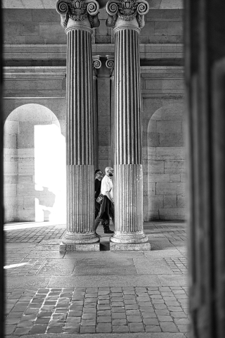 Rire entre les colonnes