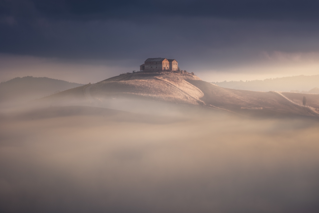Casolari nella nebbia