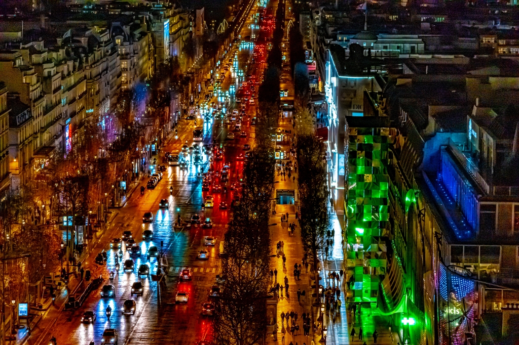 Parigi. Visione notturna dell'avenue dei Champs-Elysées.