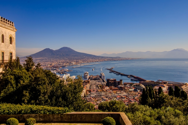 Napoli il  Vesuvio e il Mare