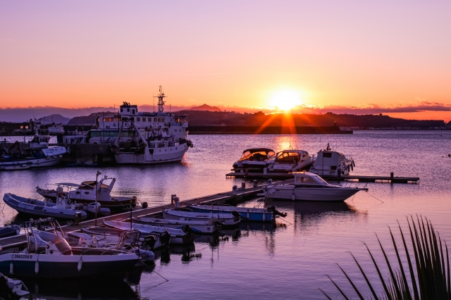 Tramonto dorato al porto turistico