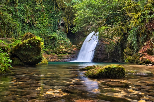 Cascata di Trevi e raggi nella foresta