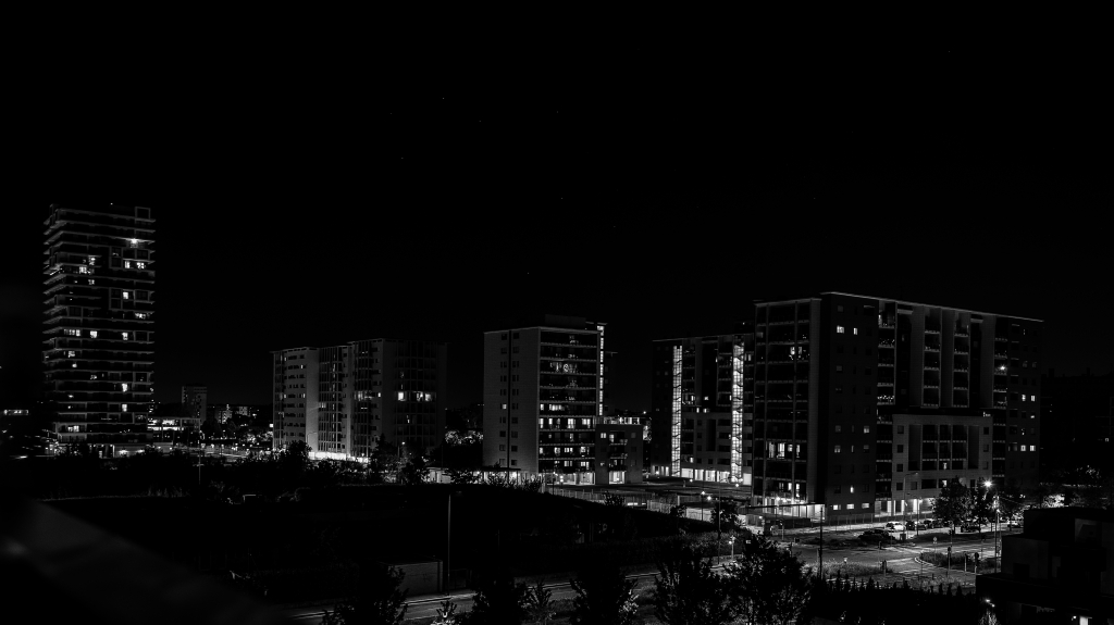 Skyline notturno del Quartiere Adriano a Milano in bianco e nero