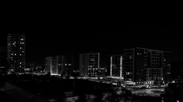 Skyline notturno del Quartiere Adriano a Milano in bianco e nero