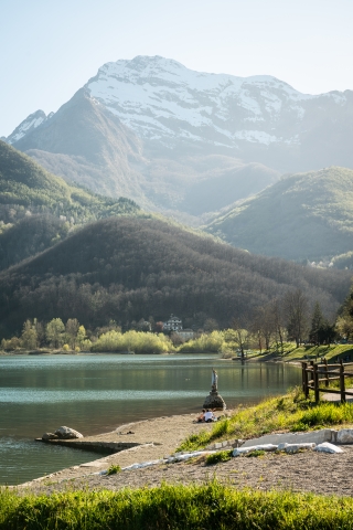 Ai piedi delle Apuane